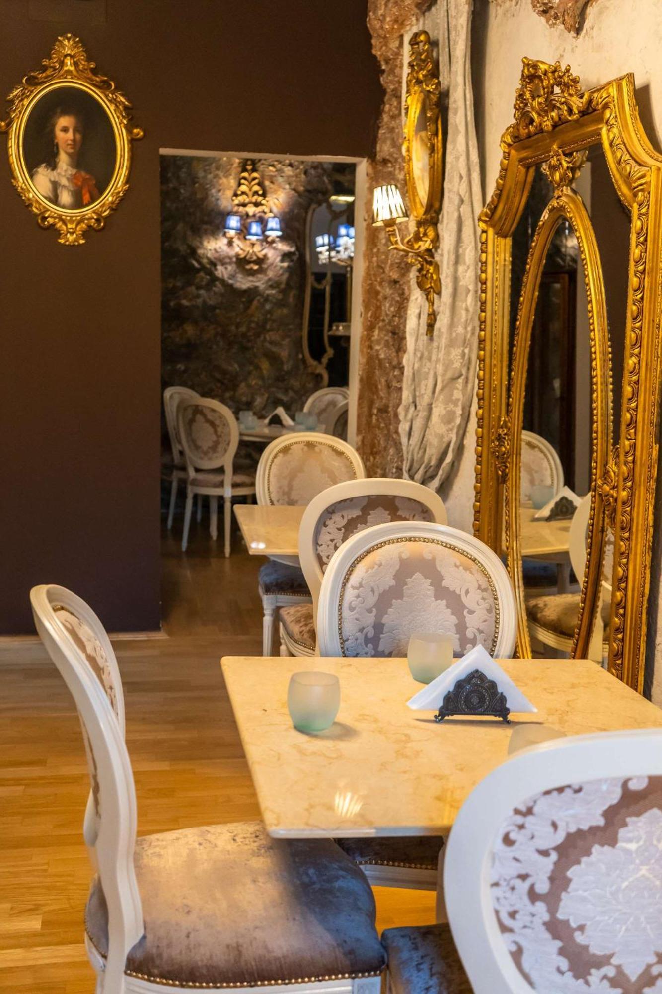 Conacul Coroanei Luxury Boutique Hotel Bukarest Exteriör bild