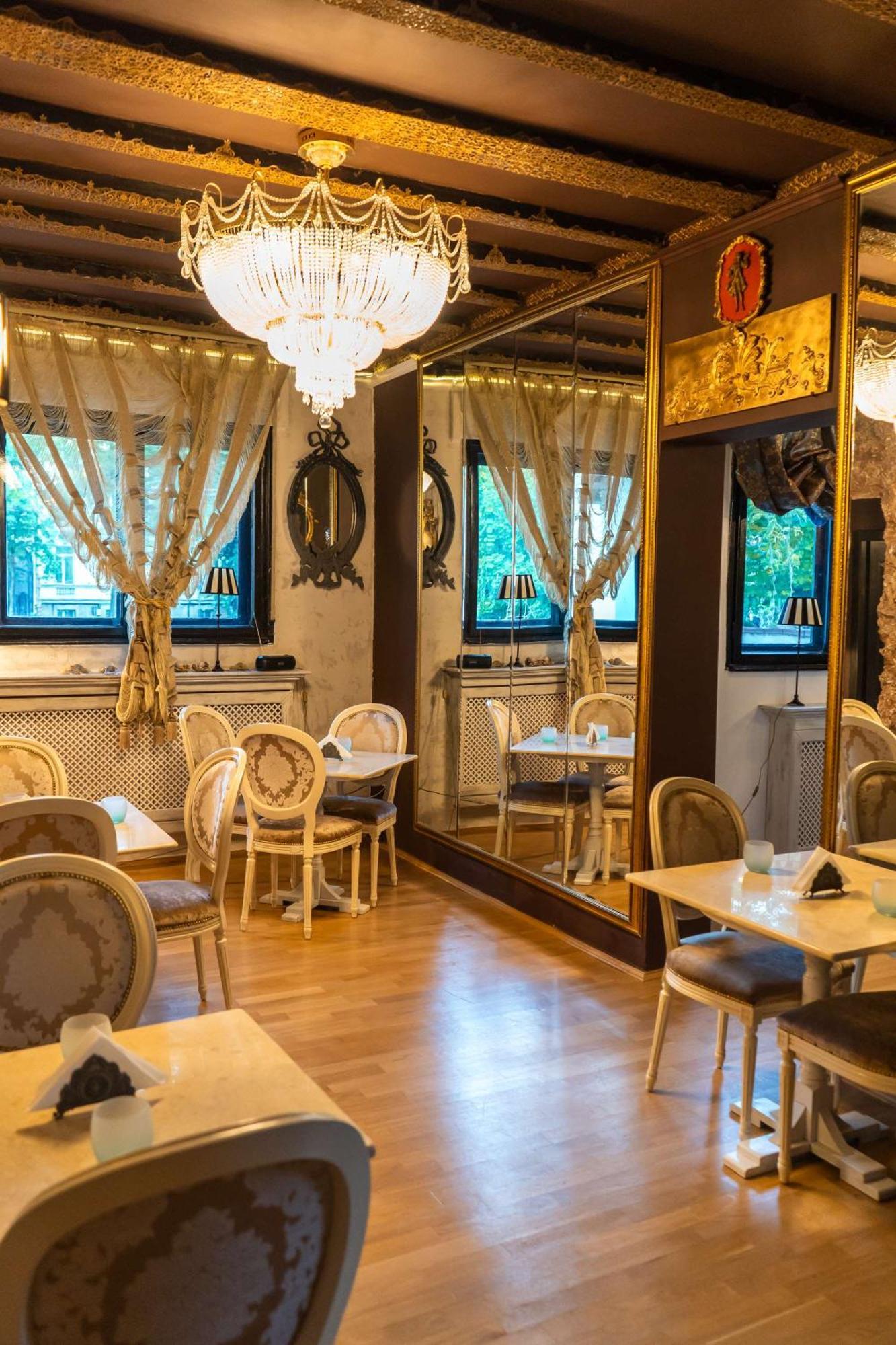 Conacul Coroanei Luxury Boutique Hotel Bukarest Exteriör bild